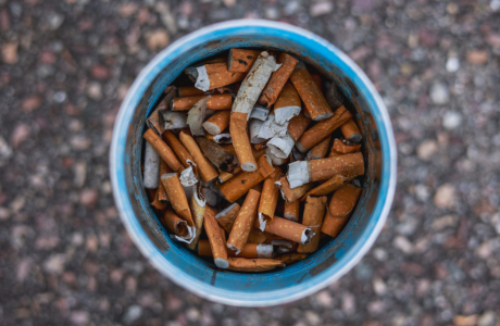 Bol bleu rempli de mégots