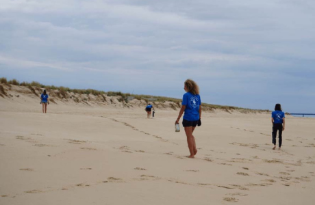 Groupe de personnes ramassant des déchets sur une plage de Lège-Cap Ferret